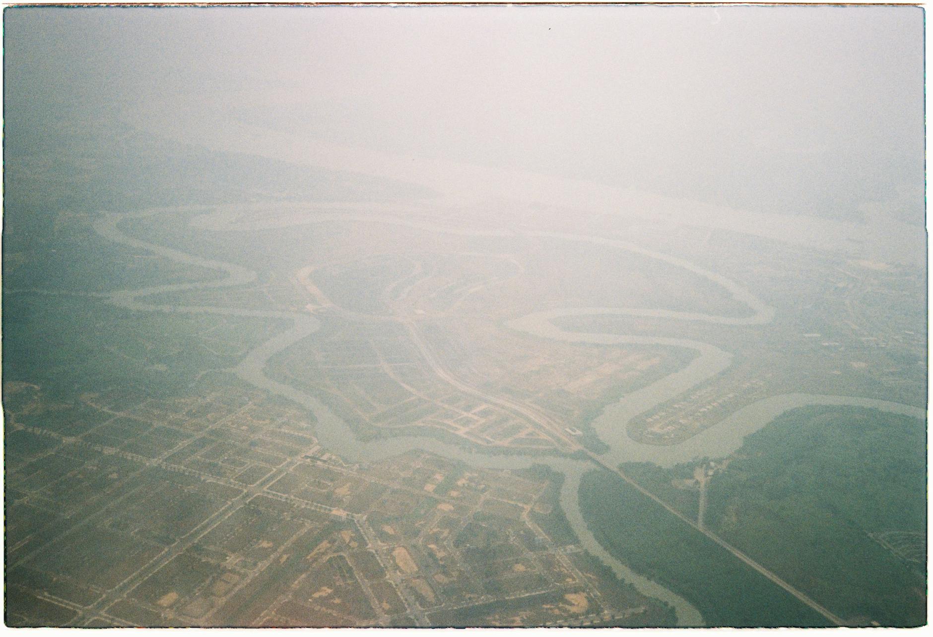 Urokliwe starorzecza Wisły: gdzie poczuć dziką stronę rzeki Lotniczy widok na wijącą się Wisłę wśród dzikiego krajobrazu