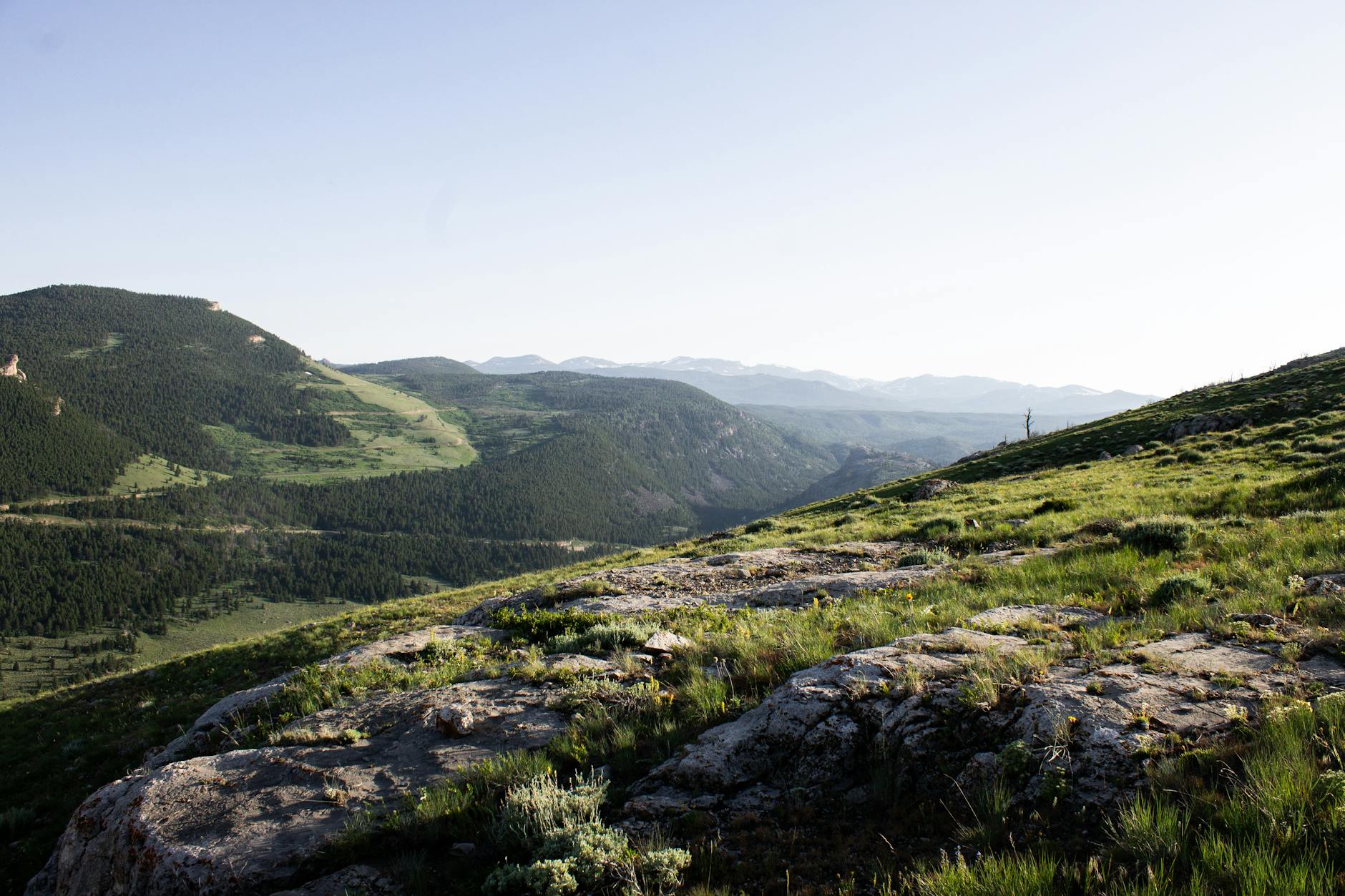 Górski krajobraz o wschodzie słońca z wyraźną granią i doliną