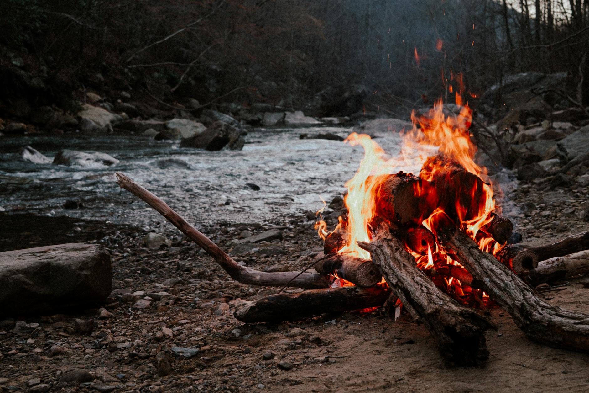 Biwak nad rzeką bez ludzi: jak znaleźć legalne i spokojne miejsce na noc Ognisko biwakowe nad leśnym strumieniem o zmierzchu