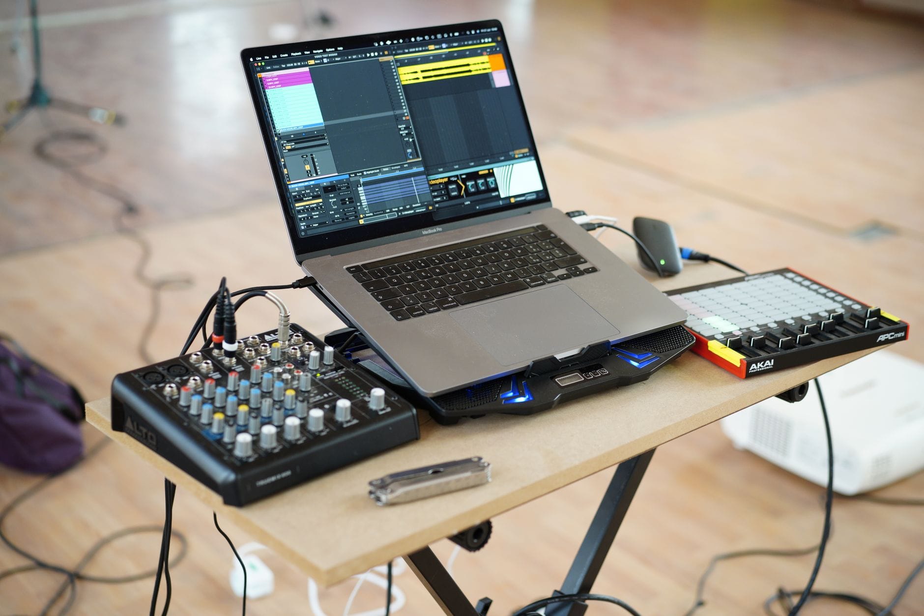 Domowe stanowisko DJ z laptopem, mikserem i kontrolerem na biurku