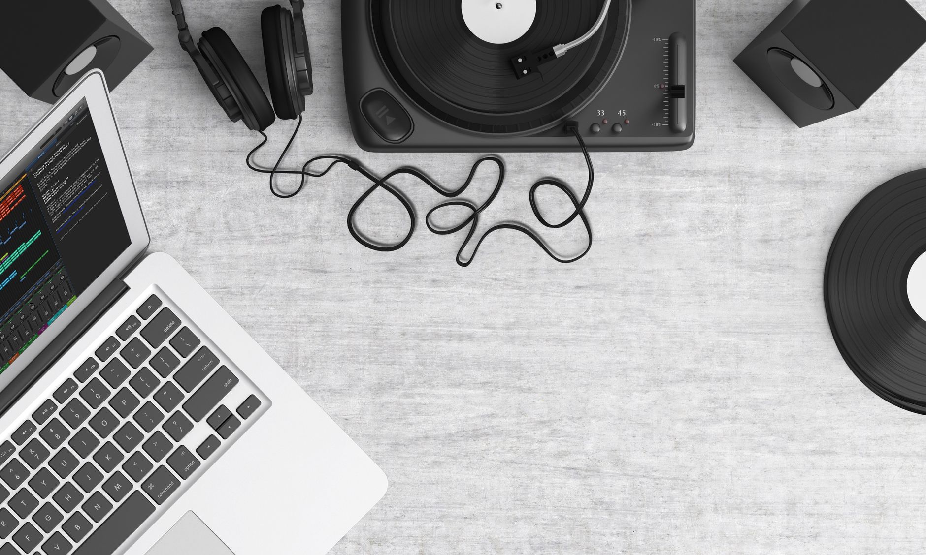 Domowe stanowisko DJ z laptopem, słuchawkami, gramofonem i głośnikami