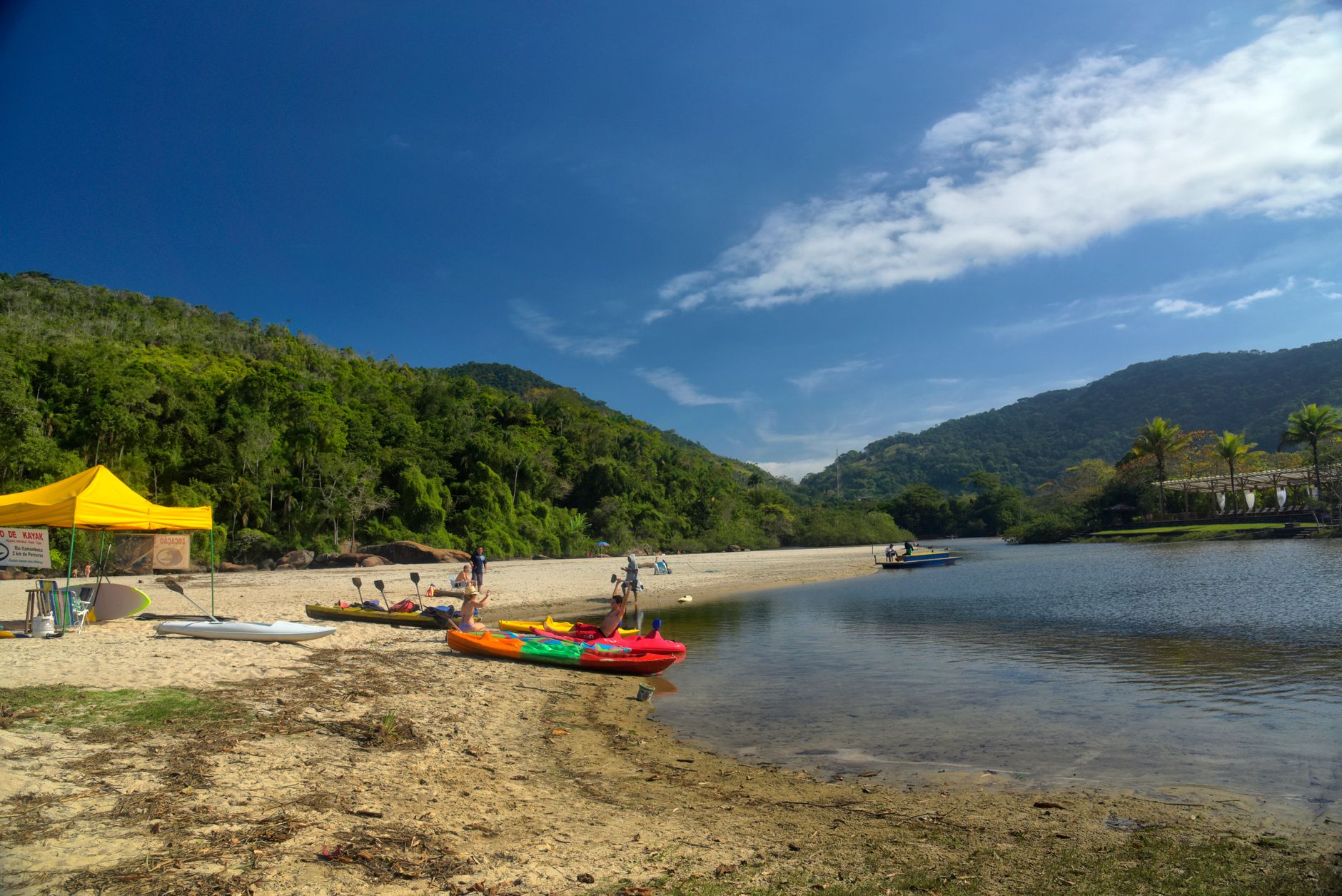 Kajaki na piaszczystej plaży w Ubatubie, mniej uczęszczone miejsce