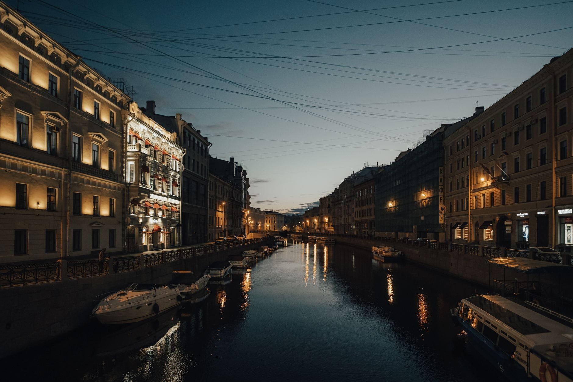 Nocny kanał w Petersburgu z łodziami i odbiciami świateł Nocny kanał w Petersburgu z łodziami i odbiciami świateł