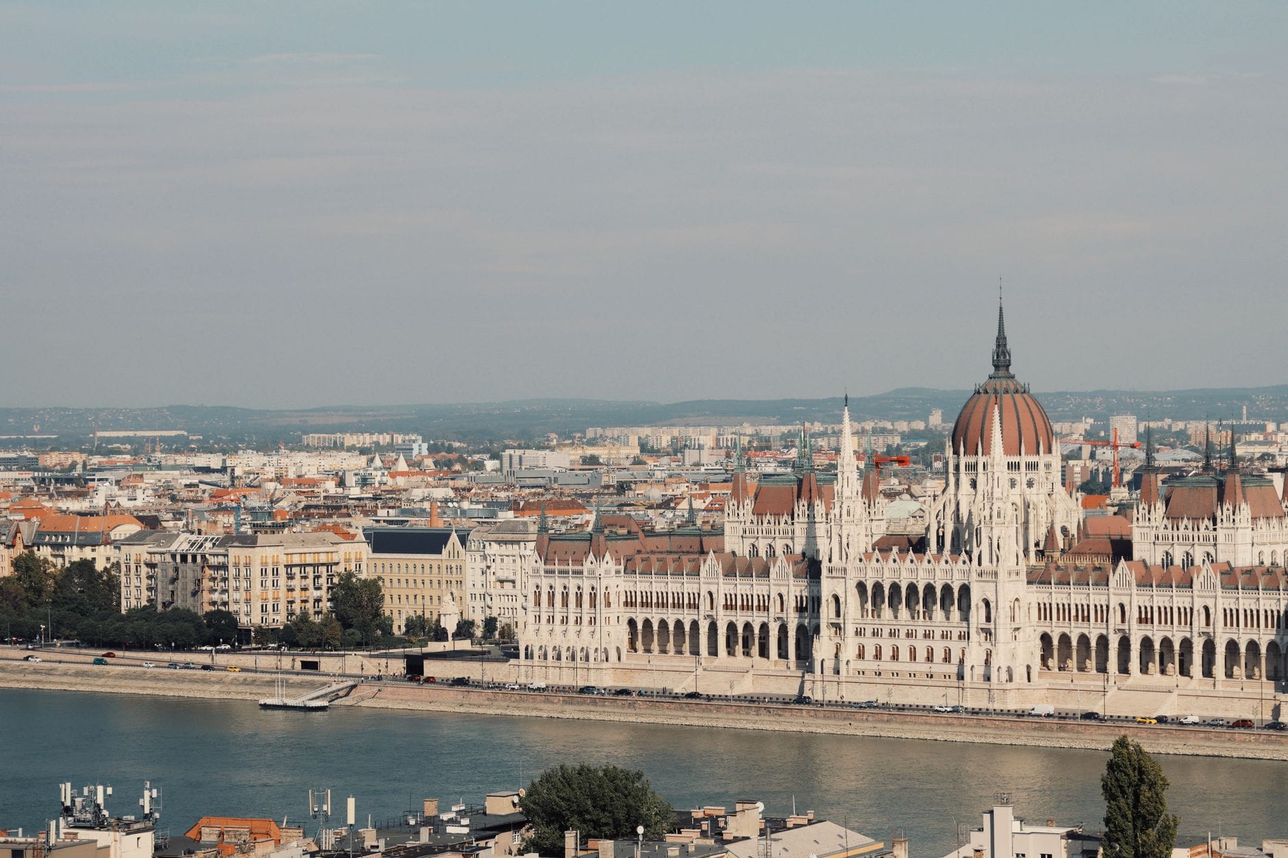 Parlament Węgier nad Dunajem w Budapeszcie w słoneczny dzień