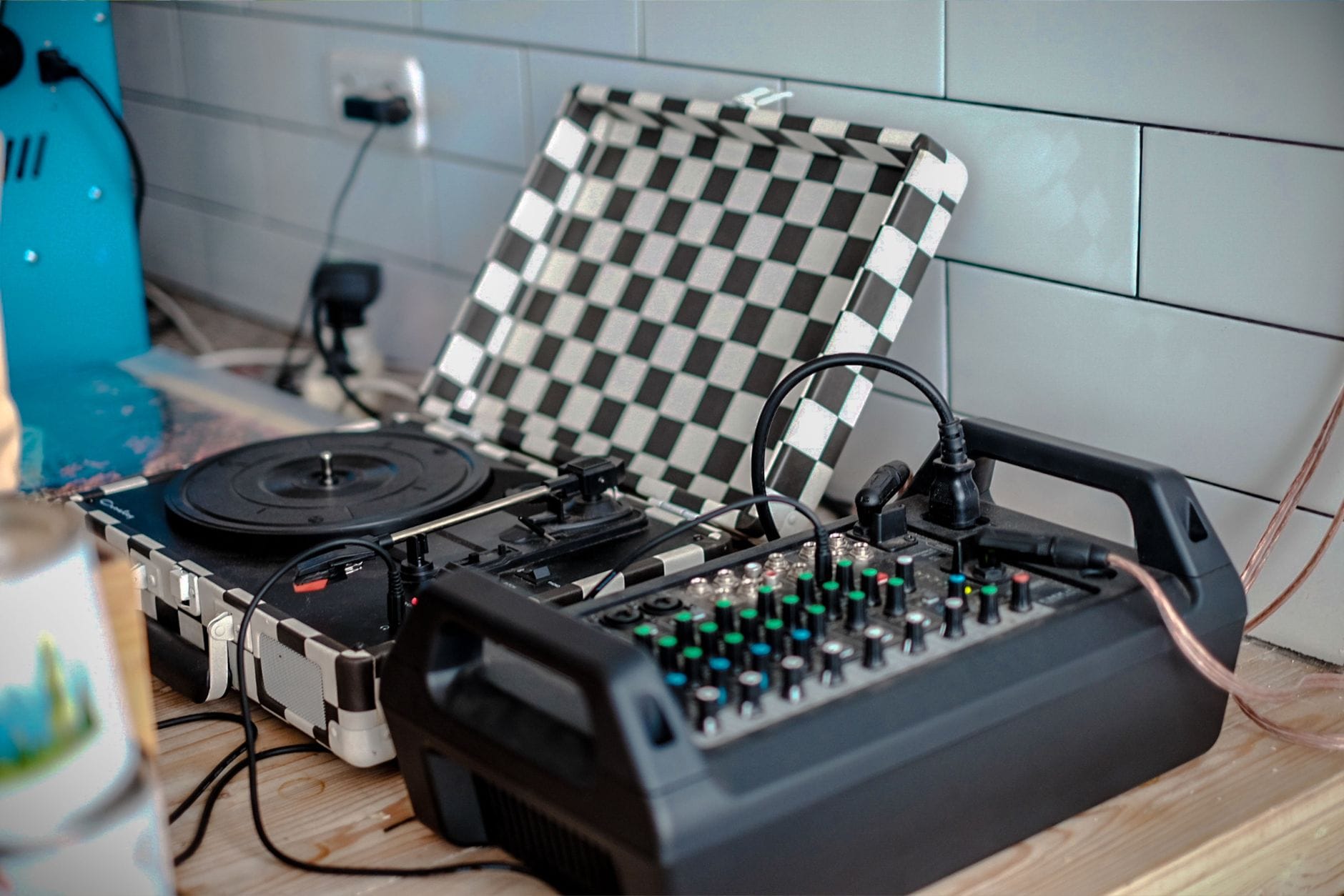 Profesjonalny mikser DJ i gramofon w nowoczesnym domowym studio