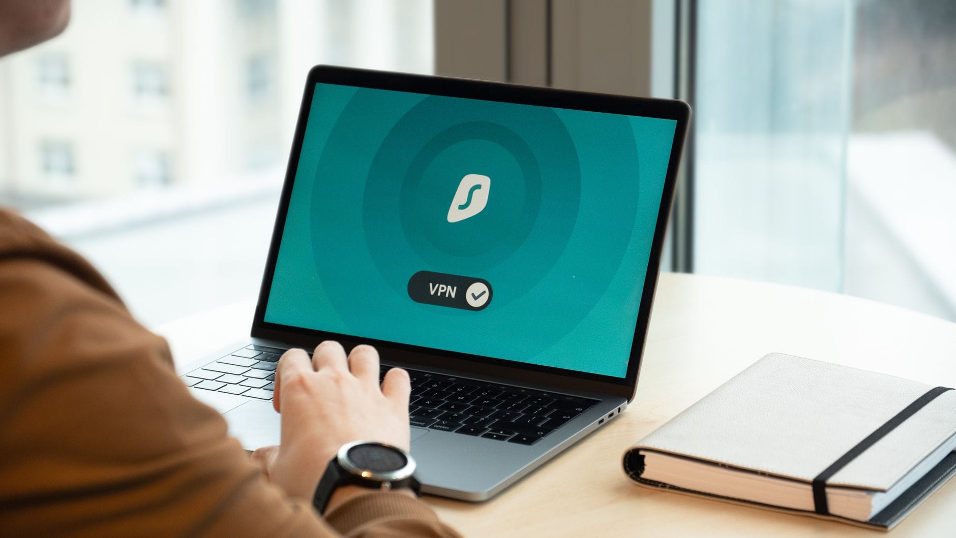 Osoba w biurze korzysta z laptopa z włączoną aplikacją VPN