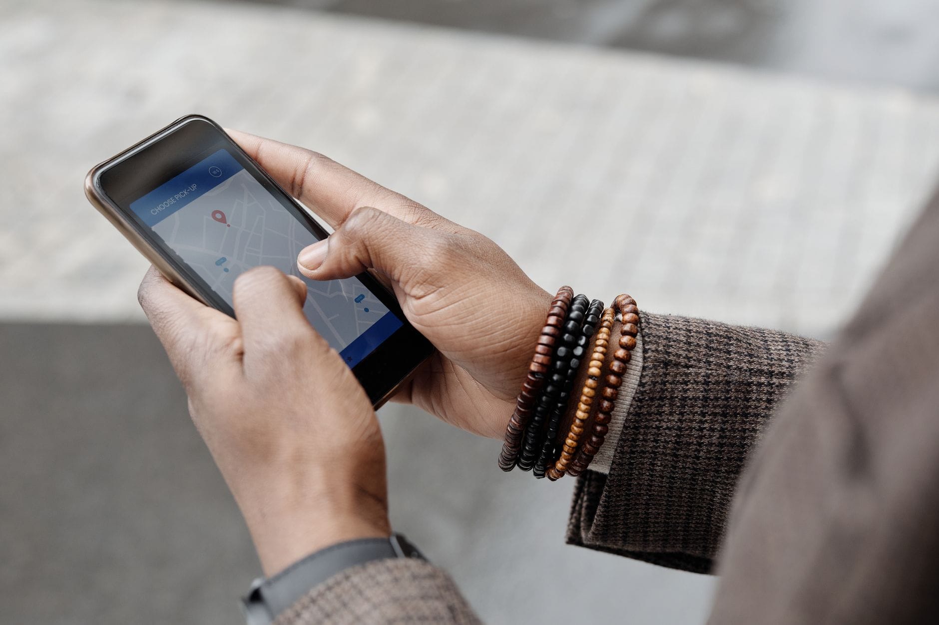 Sprzęt do nawigacji na kajaku: mapy offline, uchwyty i ochrona telefonu Dłonie z bransoletkami korzystające z aplikacji GPS w telefonie na dworze
