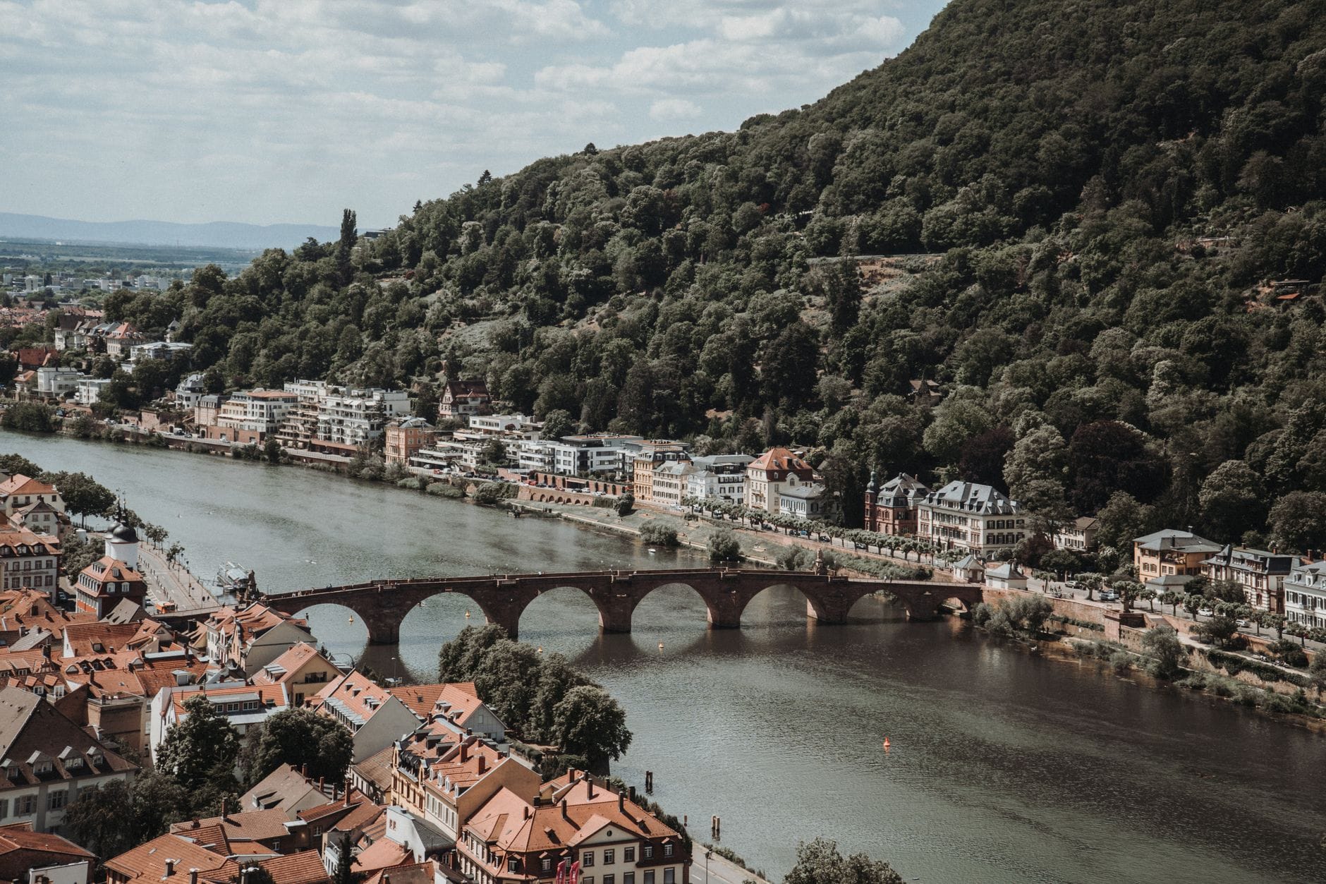 Historyczny most nad rzeką w otoczonym wzgórzami miasteczku Historyczny most nad rzeką w otoczonym wzgórzami miasteczku