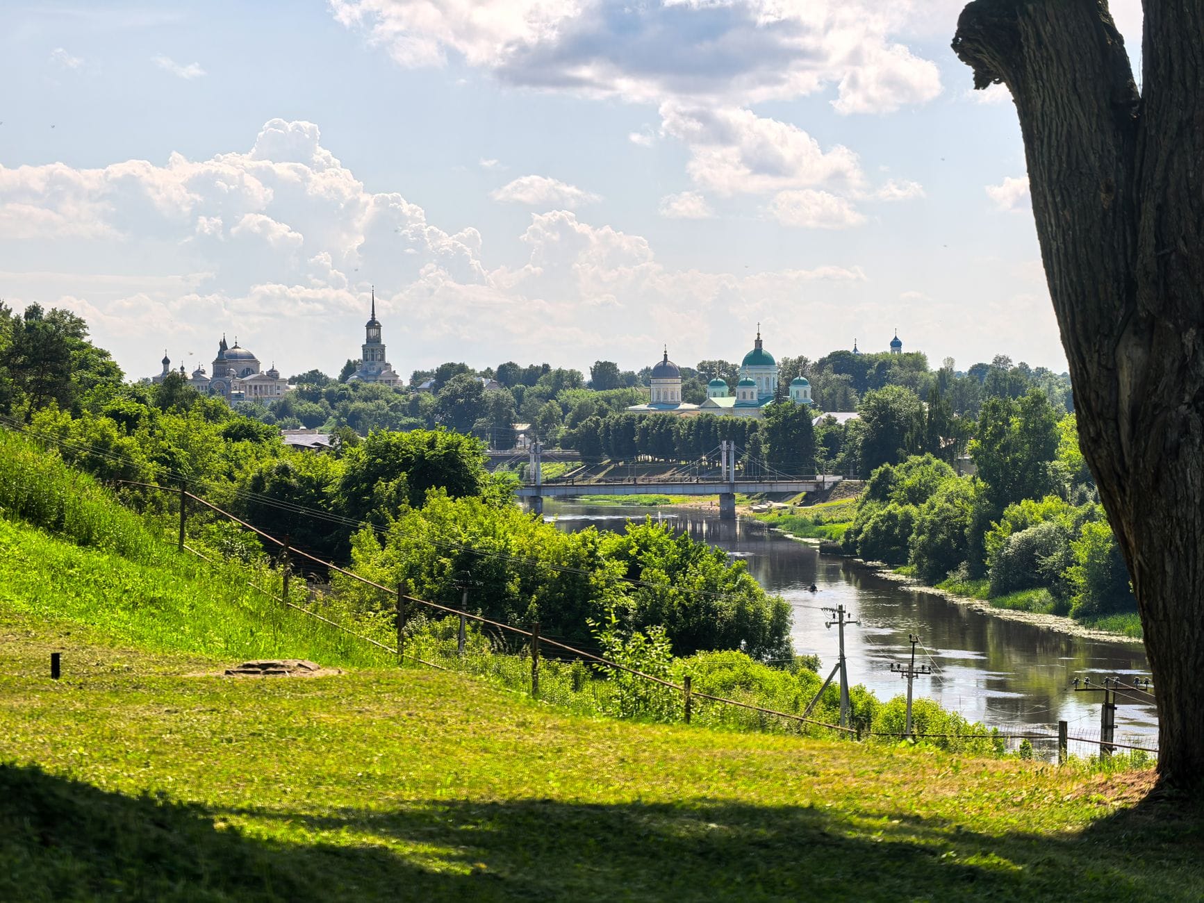 Kazimierz Dolny nad Wisłą z kościołami na wzgórzu w słoneczny dzień