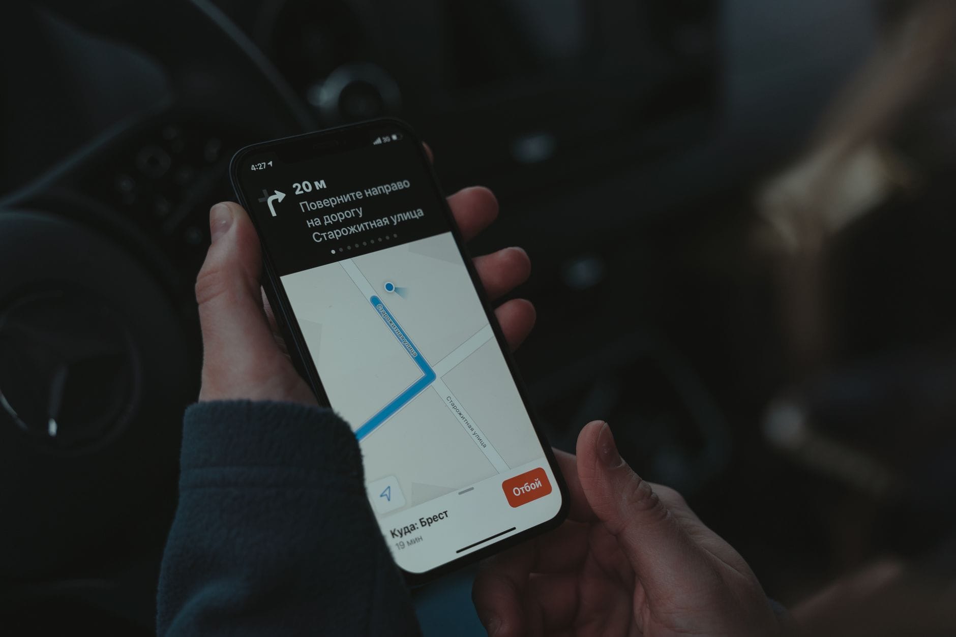 Smartfon z nawigacją w uchwycie, zbliżenie na ekran w aucie